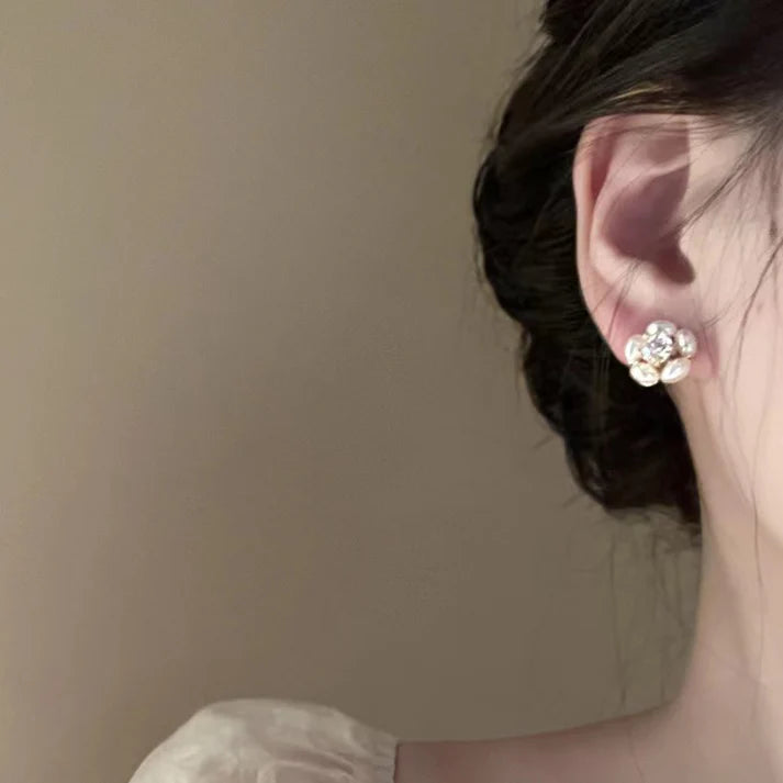 Pearly Diamond Flower - Earring